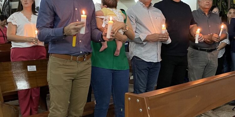 Alcalde León Jurado celebró junto a feligreses sandieganos la Vigilia Pascual