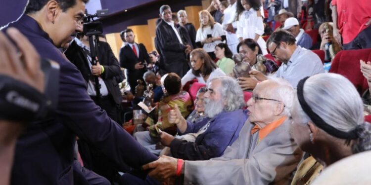 Maduro entrega Premio Nacional de Cultura 2021-2022: José Napoleón Oropeza recibió el galardón de Literatura