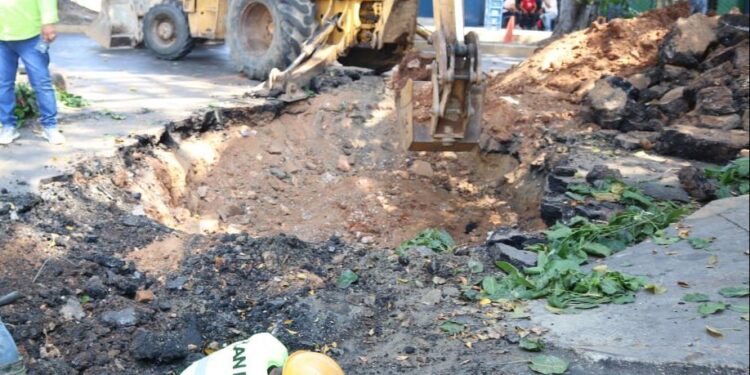 Realizan labores de reparación de capa asfáltica en la avenida Lara de Valencia