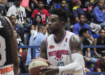 Néstor Colmenares lideró el triunfo de Trotamundos con 20 puntos y 15 rebotes