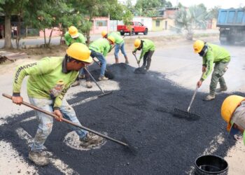 Alcalde Fuenmayor inspeccionó trabajos de asfaltado en comunidades de Miguel Peña de Valencia