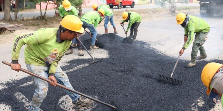 Alcalde Fuenmayor inspeccionó trabajos de asfaltado en comunidades de Miguel Peña de Valencia