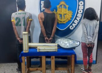 Funcionarios de Policarabobo atraparon a tres presuntos delincuentes en flagrancia hurtando un local comercial