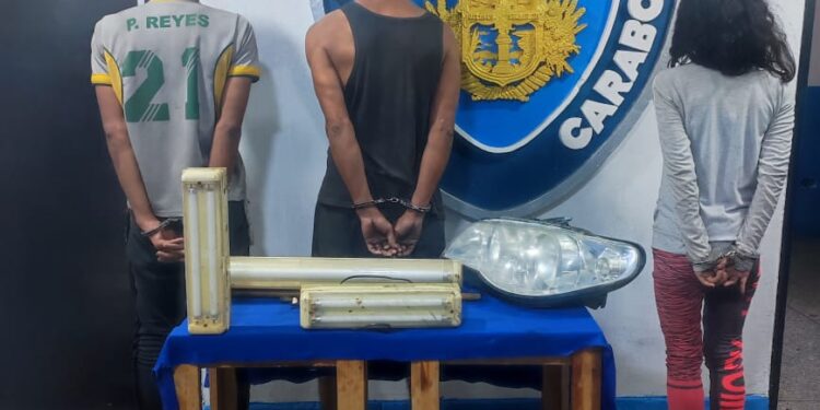 Funcionarios de Policarabobo atraparon a tres presuntos delincuentes en flagrancia hurtando un local comercial