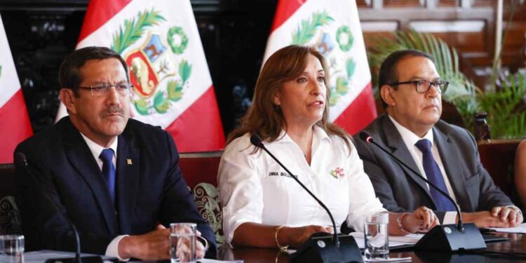 Boluarte responsabiliza a los migrantes venezolanos de la criminalidad en Perú