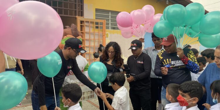 Fundación Dejando Sonrisas y Crema Helados entregaron más de 100 helados en la EB “San Rafael Arcángel” en Valencia