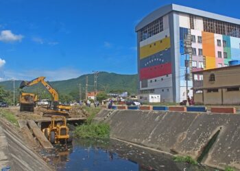 Alcaldía de Puerto Cabello activó limpieza de canales a través de Iamproam