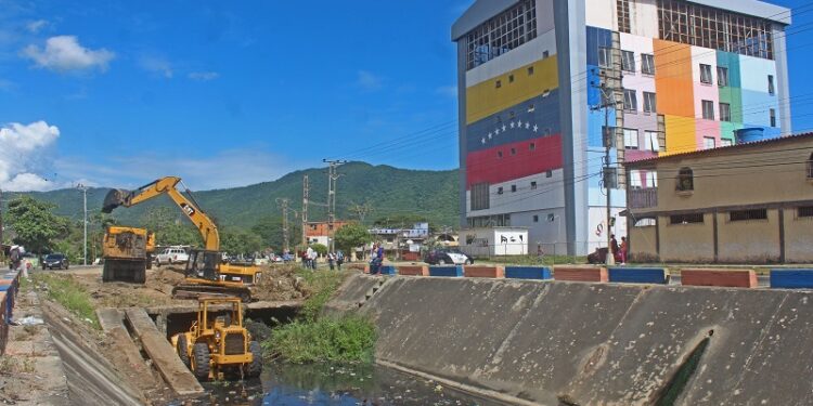 Alcaldía de Puerto Cabello activó limpieza de canales a través de Iamproam