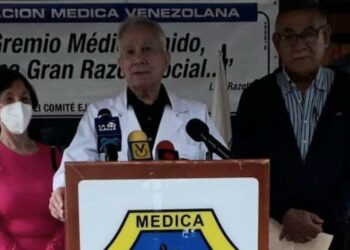 Médicos pensionados piden al gobierno que les paguen el bono de guerra