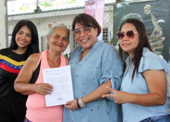 Alcaldesa Ana González entregó títulos de tierras urbanas a familias de Valmore Rodríguez en Naguanagua 