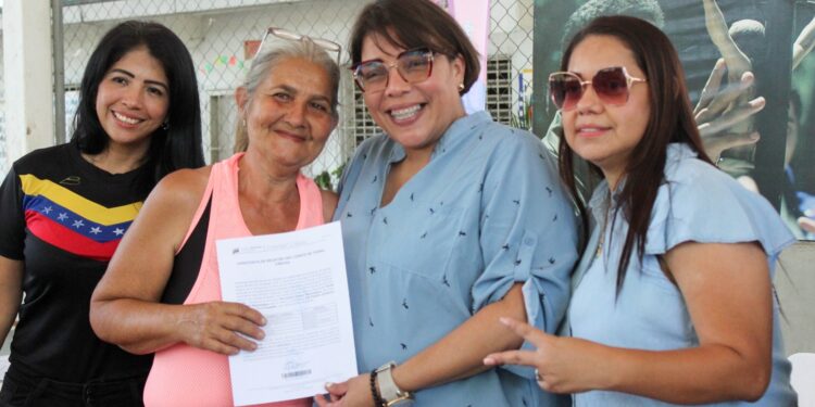 Alcaldesa Ana González entregó títulos de tierras urbanas a familias de Valmore Rodríguez en Naguanagua 