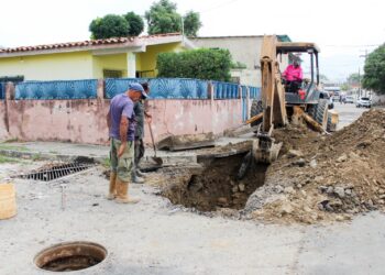Ejecutan trabajos de sustitución de colector en sector Nueva Esparta I