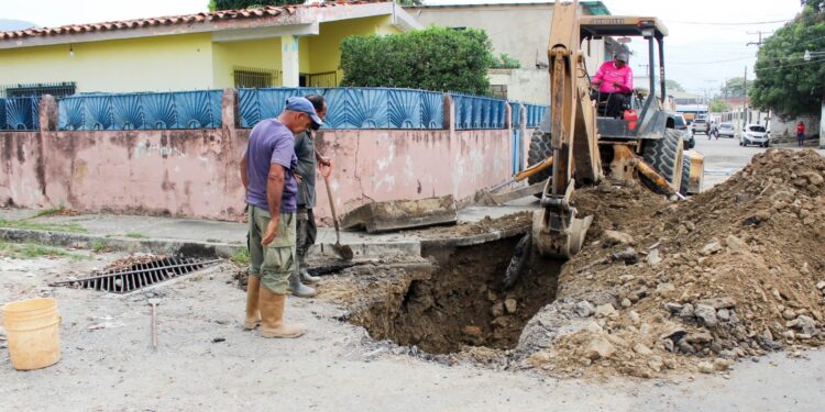 Ejecutan trabajos de sustitución de colector en sector Nueva Esparta I