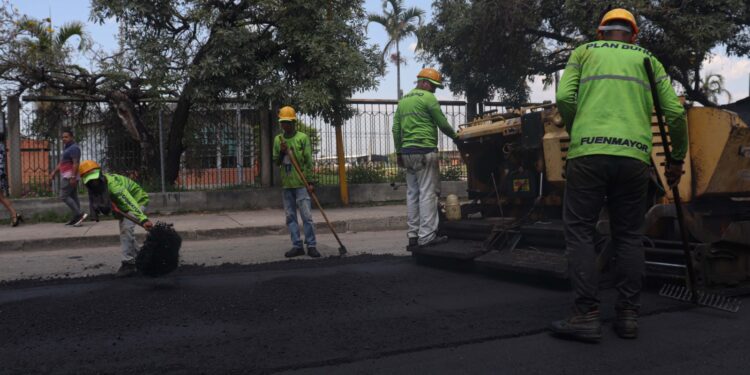 Alcalde Fuenmayor supervisó trabajos de asfaltado de la Vía El Paíto de Valencia