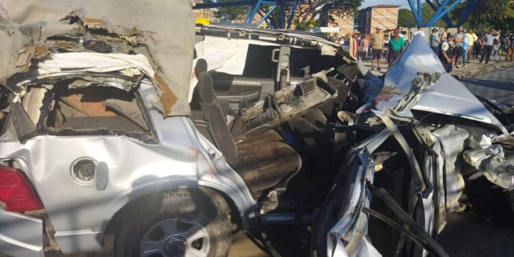 Camioneta se estrelló contra una pasarela en Turmero: hay 3 fallecidos y 2 heridos de gravedad