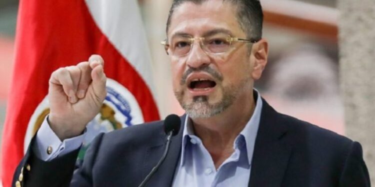Costa Rica mantiene decisión de no enviar embajador a Venezuela