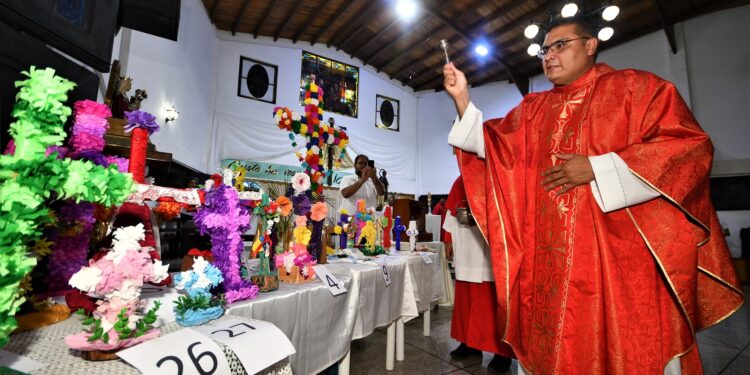 Devotos exaltaron La Cruz de Mayo en la parroquia San Martín de Porres