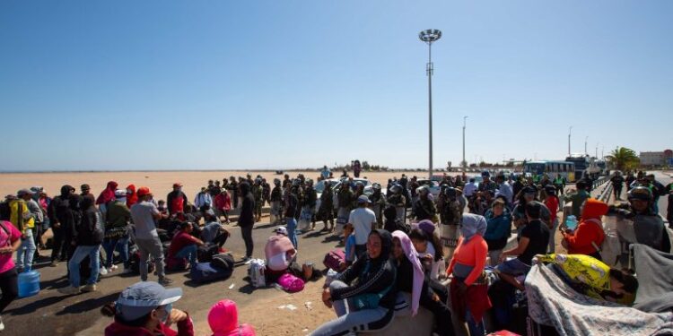 Chile considera abrir un corredor humanitario para migrantes venezolanos en frontera con Perú