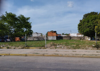 Comunidades exigen construcción de cancha deportiva y área recreativa en terreno abandonado de Bella Florida