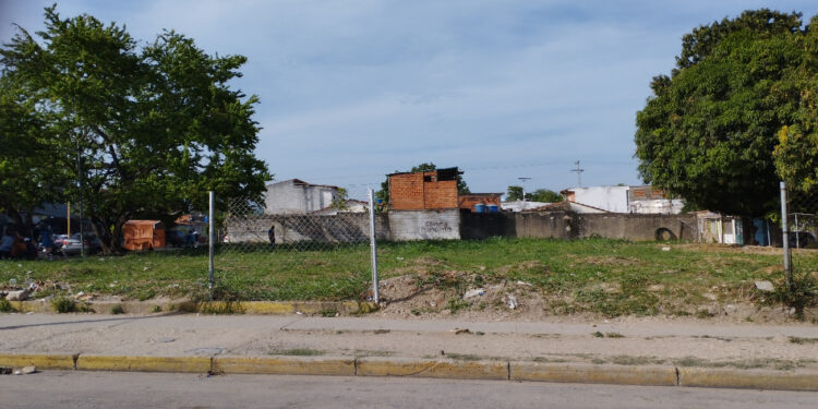 Comunidades exigen construcción de cancha deportiva y área recreativa en terreno abandonado de Bella Florida