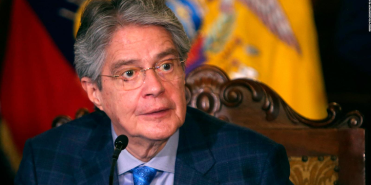 El presidente de Ecuador decidirá si se presenta a la reelección a su regreso de Brasil
