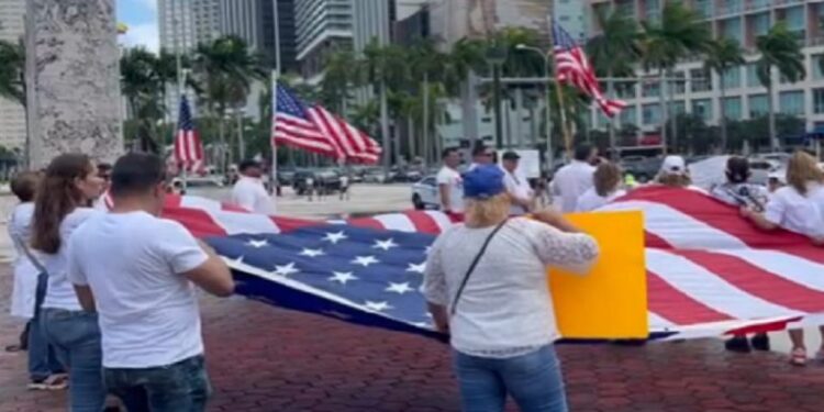 Migrantes latinos se manifestaron contra la nueva ley de inmgración de Florida