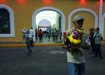 Miles de personas visitaron el Cementerio Municipal de Valencia este Día de las Madres