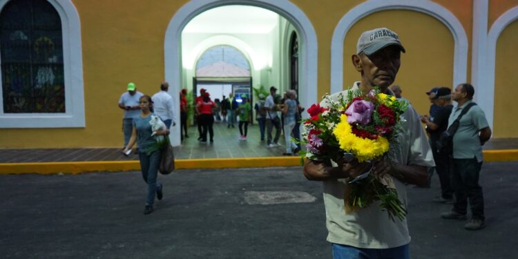 Miles de personas visitaron el Cementerio Municipal de Valencia este Día de las Madres