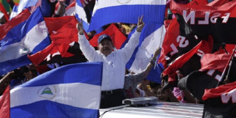 Policía de Nicaragua amenaza con arrestar a opositores que critican a Ortega en redes sociales