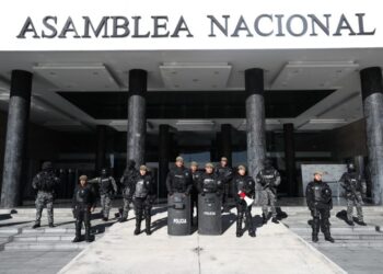 Presidente de Ecuador disuelve el Parlamento; militares piden respeto a la decisión de Lasso