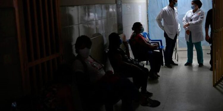 ONG Médicos por la Salud reporta fallas eléctricas en 40 % de hospitales públicos del país