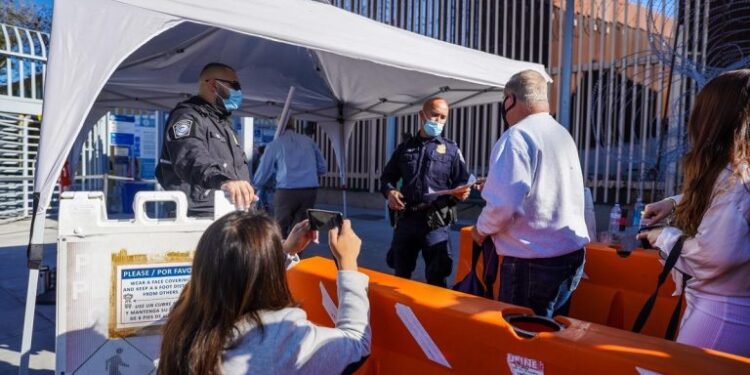 EE.UU. anuncia mejoras de aplicación móvil para tramitar citas de asilo