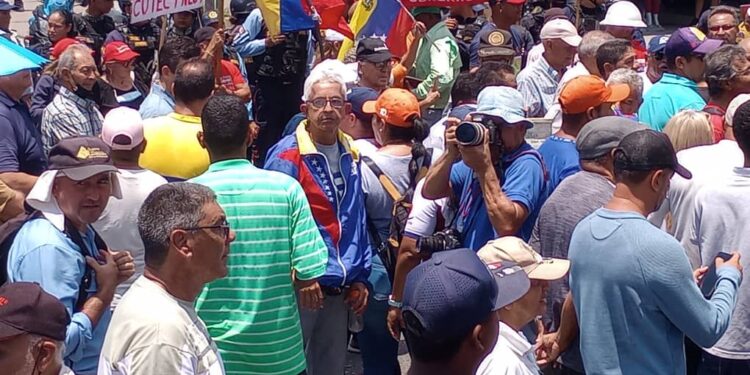 Trabajadores valencianos marcharon para exigir mejoras; al llegar a la Cedeño hubo desencuentro