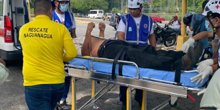 Motorizado derrapó por esquivar a un transeúnte; fue trasladado al Hospital Carabobo