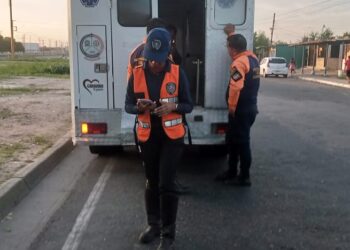 Reportan un herido tras volcamiento de vehículo en un canal de aguas pluviales