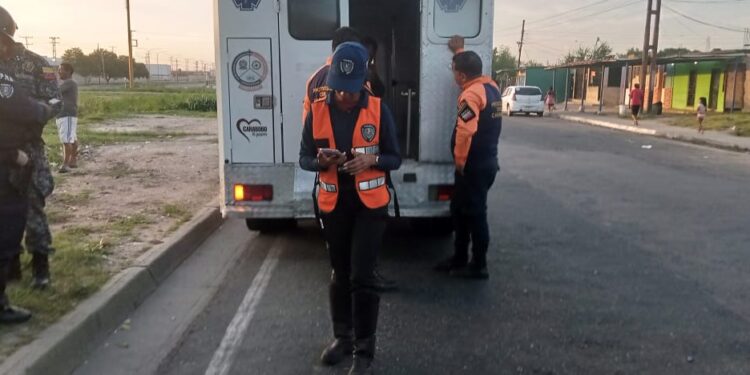 Reportan un herido tras volcamiento de vehículo en un canal de aguas pluviales