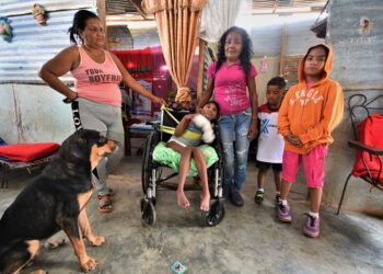 ¡Orfandad total! Una adulta mayor, 5 nietos y una niña con microcefalia congénita fueron abandonados por su familia; pide ayuda al Estado