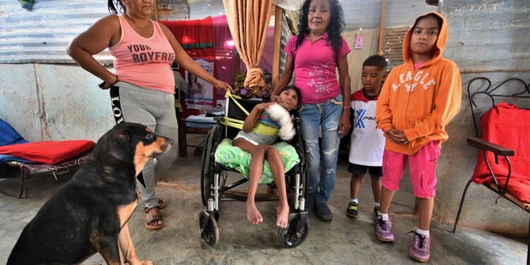 ¡Orfandad total! Una adulta mayor, 5 nietos y una niña con microcefalia congénita fueron abandonados por su familia; pide ayuda al Estado