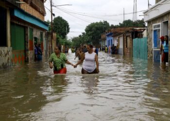 Más de 2 mil 500 habitantes afectados por inundaciones en barrio José Leonardo Chirinos: 27 ranchos con pérdidas totales
