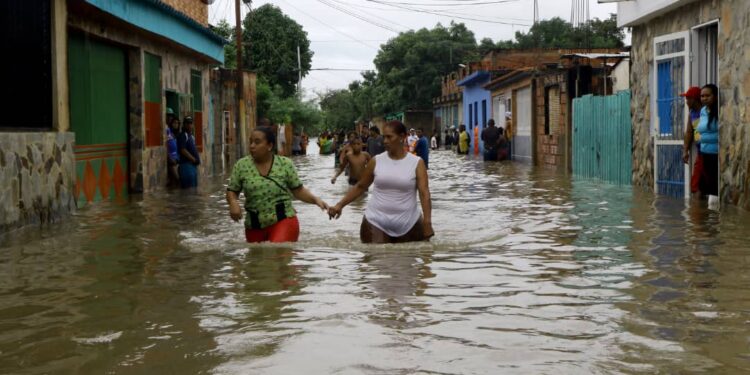 Más de 2 mil 500 habitantes afectados por inundaciones en barrio José Leonardo Chirinos: 27 ranchos con pérdidas totales