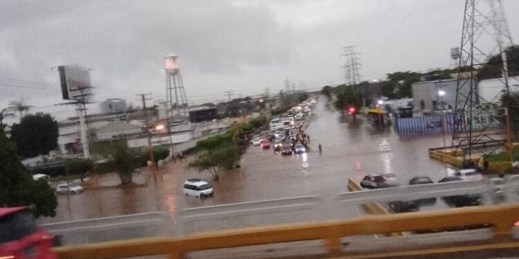 Fuertes lluvias generan colapso en los municipios de la Gran Valencia: río Cabriales aumentó su nivel (videos)
