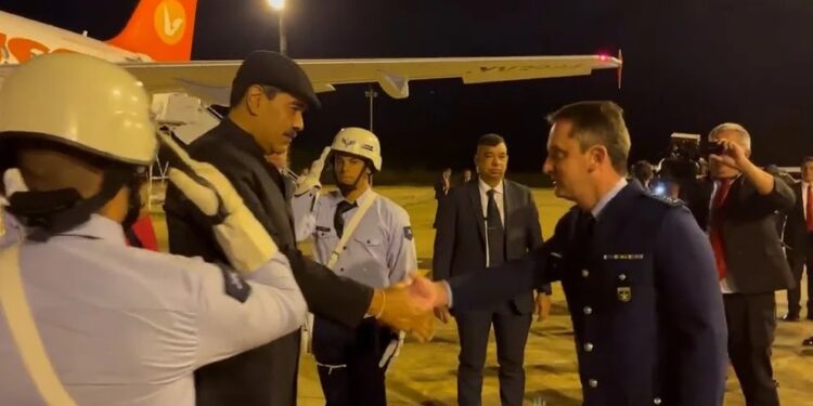 Maduro viajó a Brasil para reunirse con Lula: es recibido con honores