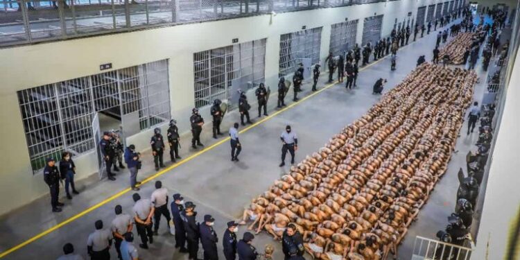 Gobierno de El Salvador reporta la captura de mil cabecillas de pandillas