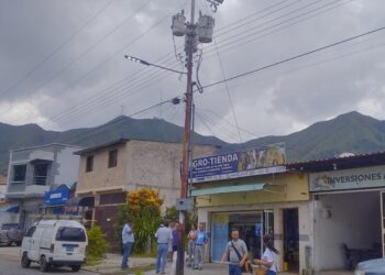 En la manzana E-2 de La Esmeralda tiene tres semanas con una sola fase de energía eléctrica