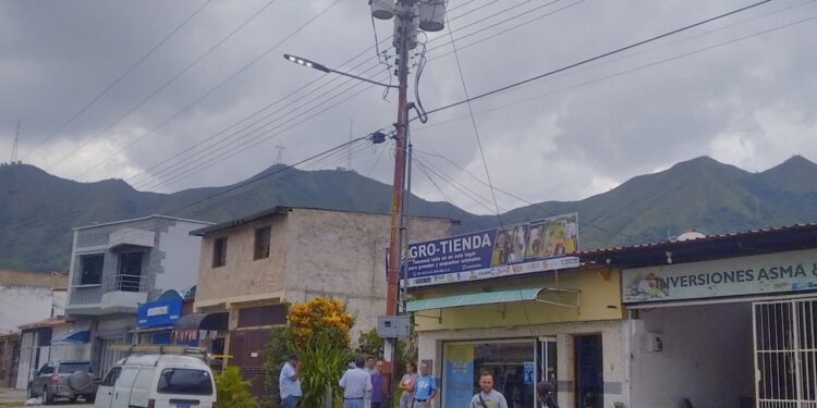 En la manzana E-2 de La Esmeralda tiene tres semanas con una sola fase de energía eléctrica