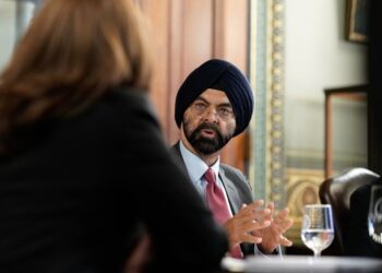 Kamala Harris pide al nuevo presidente del BM aumentar la ayuda a países vulnerables