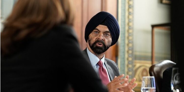 Kamala Harris pide al nuevo presidente del BM aumentar la ayuda a países vulnerables