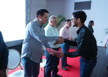 Alcalde Fuenmayor entregó más de 200 licencias de actividades económicas a comerciantes, emprendedores e industriales de Valencia