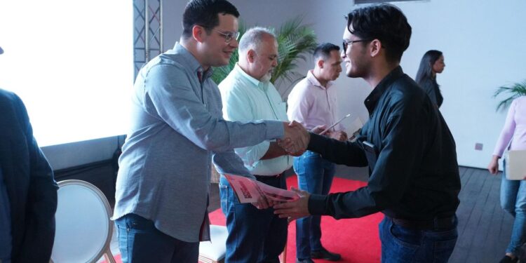 Alcalde Fuenmayor entregó más de 200 licencias de actividades económicas a comerciantes, emprendedores e industriales de Valencia