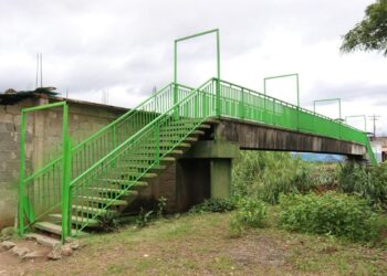 Alcalde Fuenmayor recuperó pasarela que conecta las parroquias San Blas y Santa Rosa de Valencia